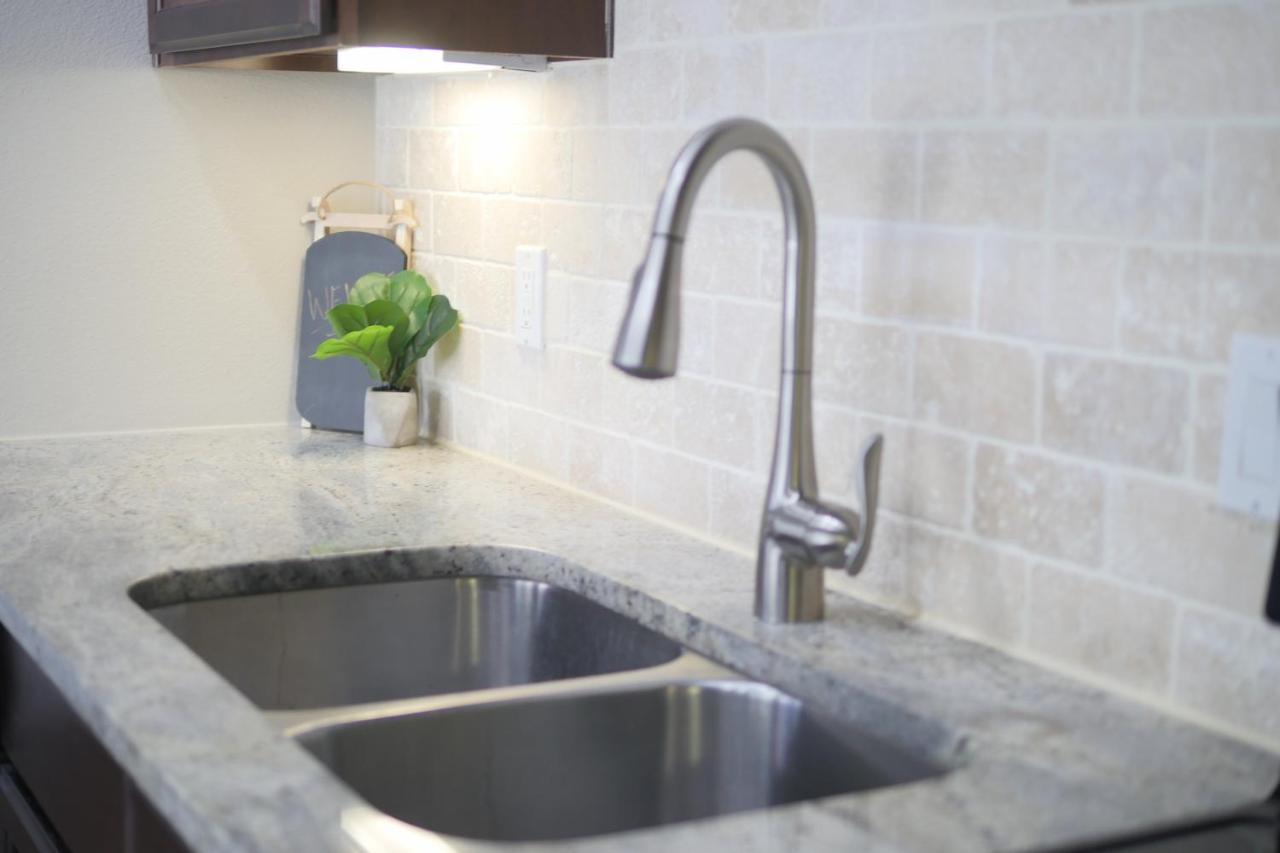 Urban Oasis Your Perfect Getaway In The Heart Of Downtown! Apartment Хюстън Екстериор снимка