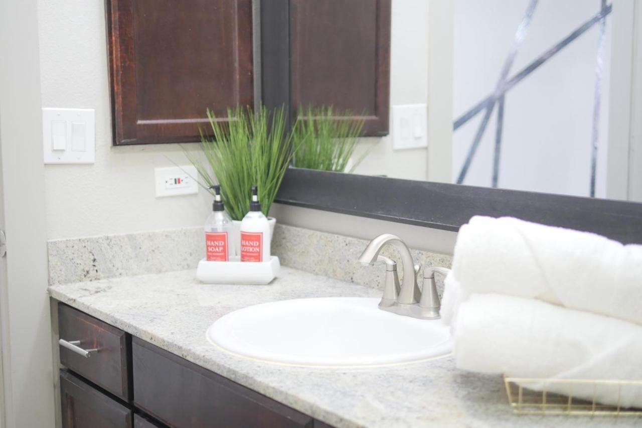 Urban Oasis Your Perfect Getaway In The Heart Of Downtown! Apartment Хюстън Екстериор снимка