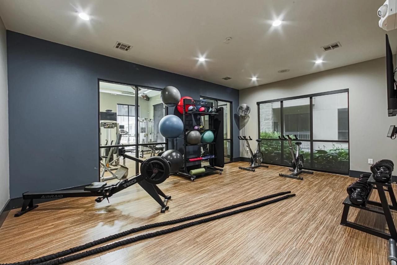 Urban Oasis Your Perfect Getaway In The Heart Of Downtown! Apartment Хюстън Екстериор снимка