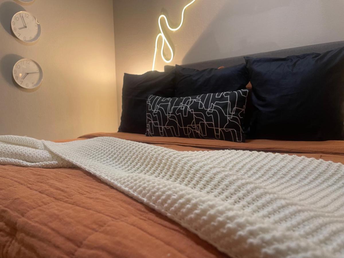 Urban Oasis Your Perfect Getaway In The Heart Of Downtown! Apartment Хюстън Екстериор снимка
